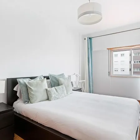 Spacious 3 Bedroom In Apartment Lissabon