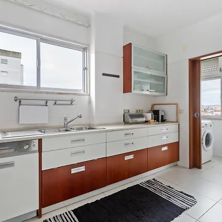 Spacious 3 Bedroom In アパート *