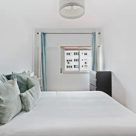 Spacious 3 Bedroom In Apartment