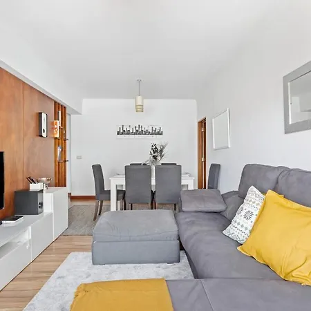 Spacious 3 Bedroom In Apartment